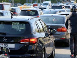 Autos tagsüber im Straßenverkehr