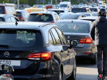 Autos tagsüber im Straßenverkehr