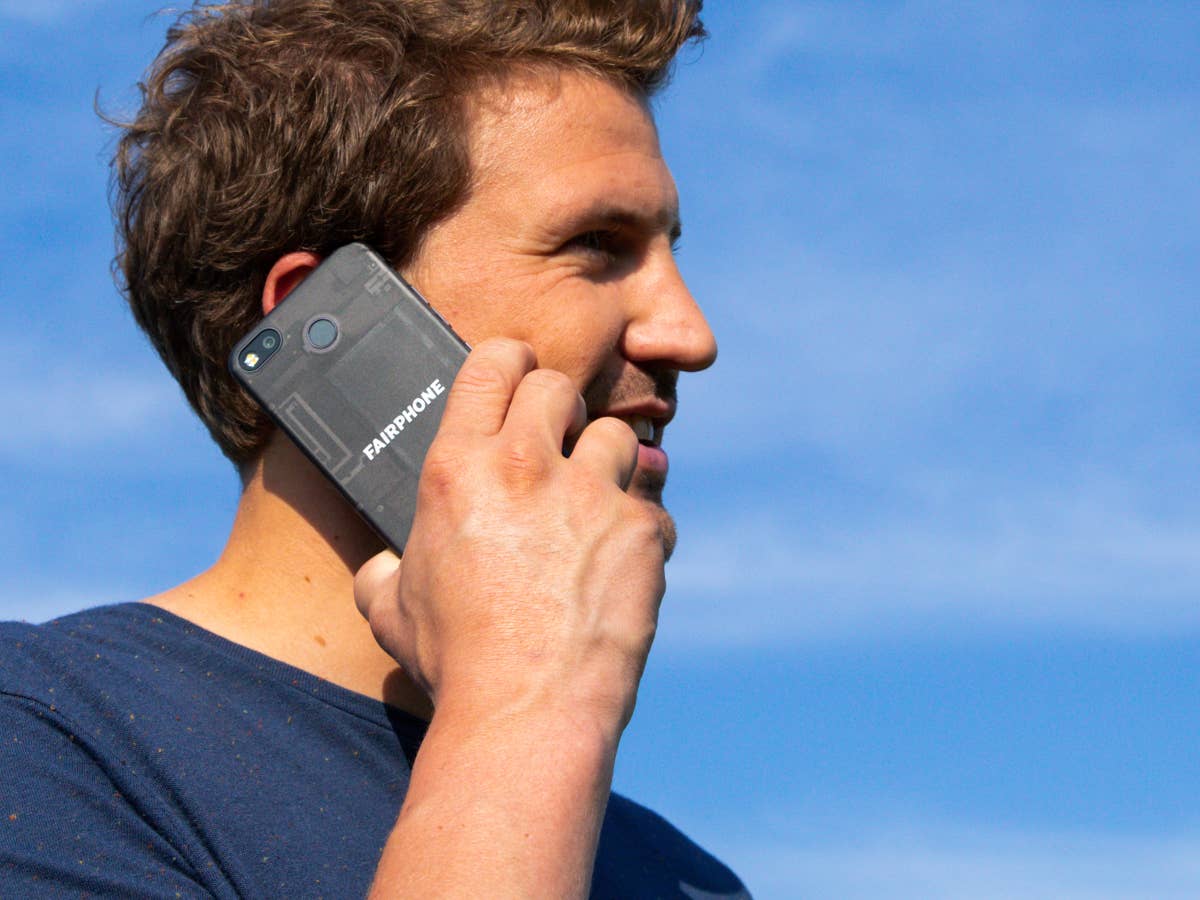 Mann telefoniert mit Fairphone 3