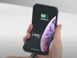 Ein modifiziertes iPhone X das sich falten lässt