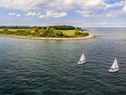 Die Insel Fehmarn, davor zwei Segelboote auf der Ostsee