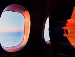Deshalb solltest du im Flugzeug lieber nicht am Fenster sitzen