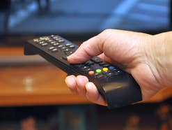 Eine TV-Fernbedienung wird benutzt
