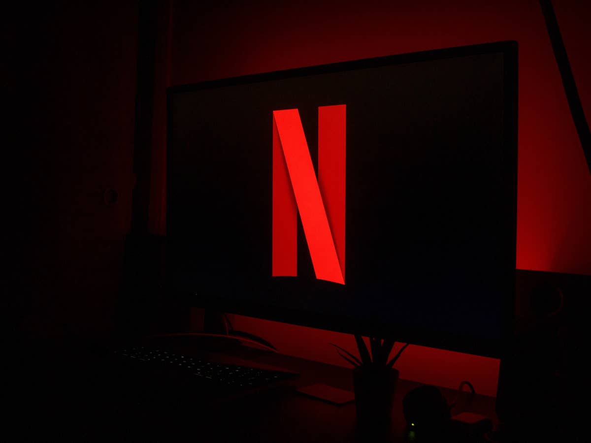 Netflix-Logo im Dunkeln auf einem Bildschirm.