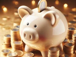 Sparschwein steht neben Münzen vor goldenem Hintergrund.