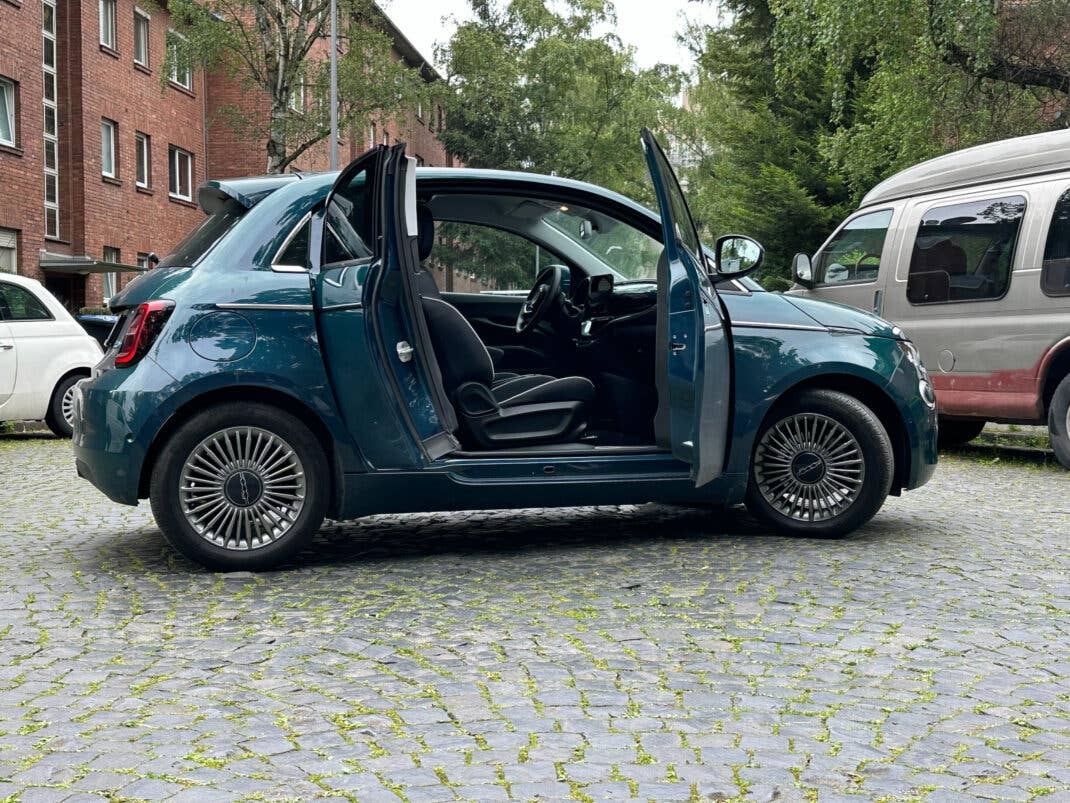 Die Türen auf der Beifahrerseite öffnen sich in entgegengesetzte Richtungen.