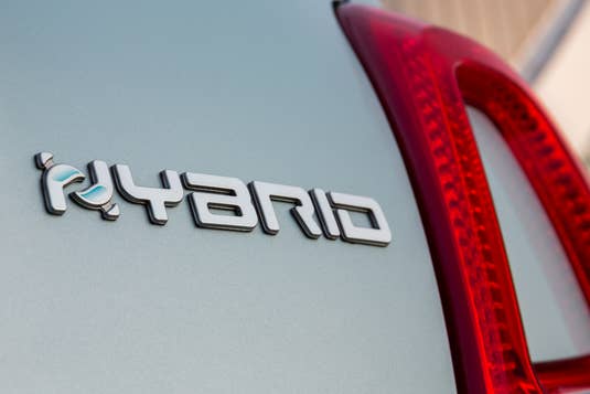 Hybrid-Logo auf Fiat 500