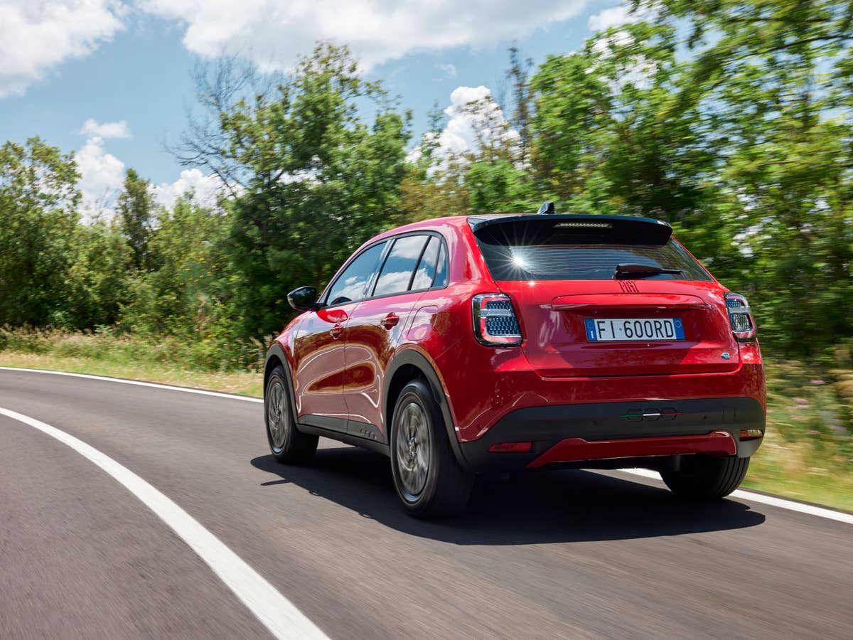 Heckansicht des Fiat 600e während der Fahrt auf einer Straße.