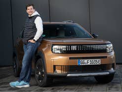 Hayo Lücke neben dem Fiat Grande Panda Elektro.