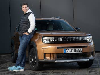 Hayo Lücke neben dem Fiat Grande Panda Elektro.