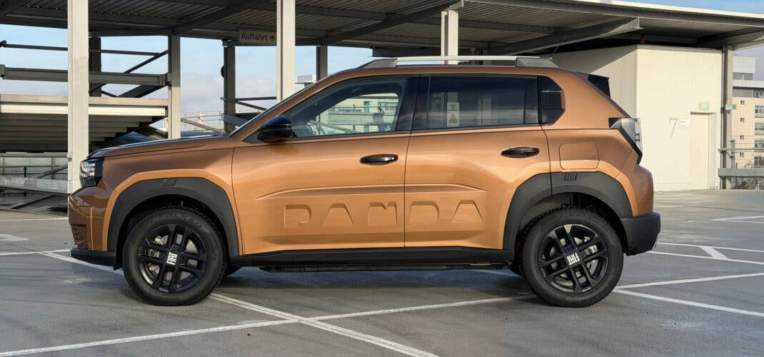 Fiat Grande Panda Elektro in der Seitenansicht.