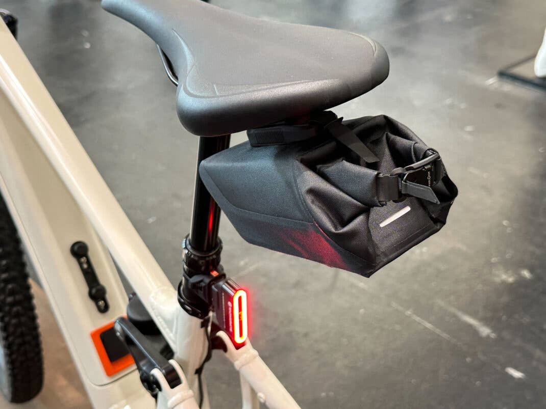 Die neue Satteltasche von Fidlock wird durch das Pinclip-System befestigt.