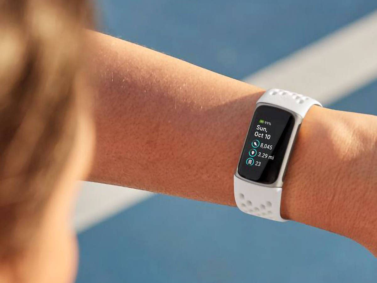 Frau schaut auf das Display des neuen Fitbit Charge 5.