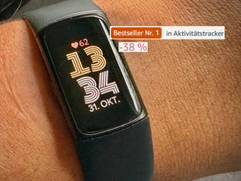 Fitness-Tracker an einem Handgelenk, Hinweise auf „Bestseller Nr. 1“ und „-38%“ bei Amazon