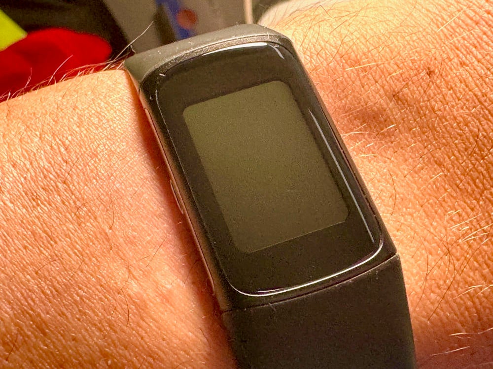 Display-Ränder am Fitbit Charge 6.