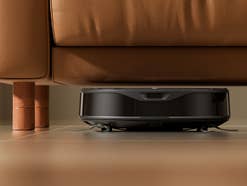 Flacher Saugroboter Lefant M210 Omni unter einem Sofa