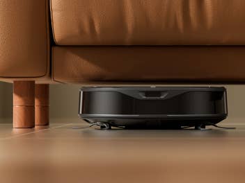 Flacher Saugroboter Lefant M210 Omni unter einem Sofa
