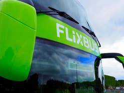 Gilt das Deutschlandticket auch im Flixbus? Ein Doppeldecker mit Flixbus-Logo