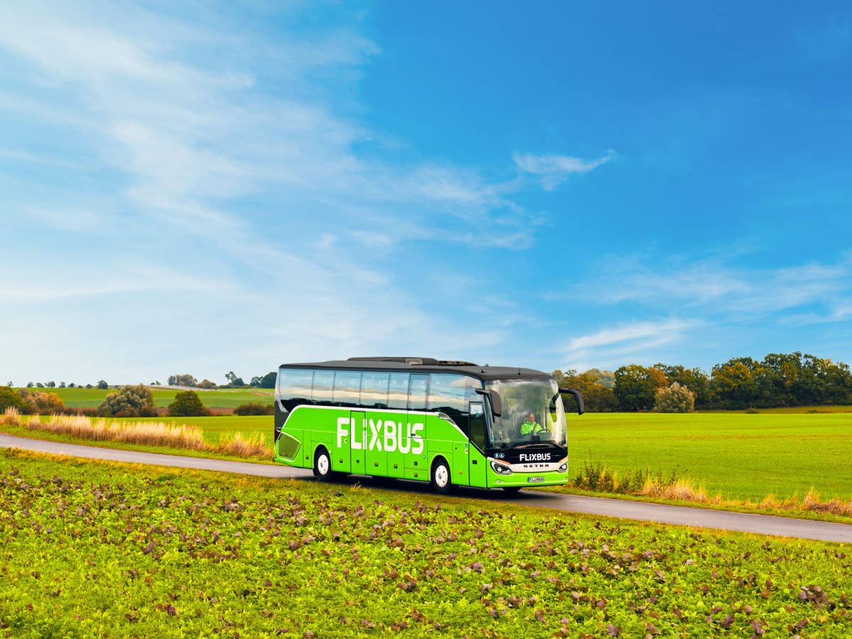 Ein Flixbus fäht über eine Landstraße