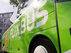 Flixbus von der Seite fotografiert