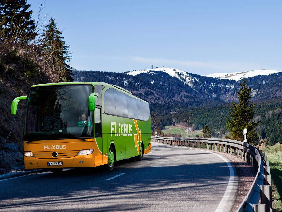 Flixbus vor Bergen mit Schnee