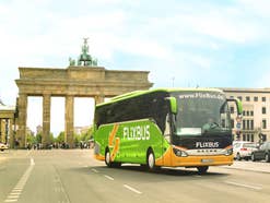Flixbus in Berlin Flixbus vor dem Brandenburger Tor