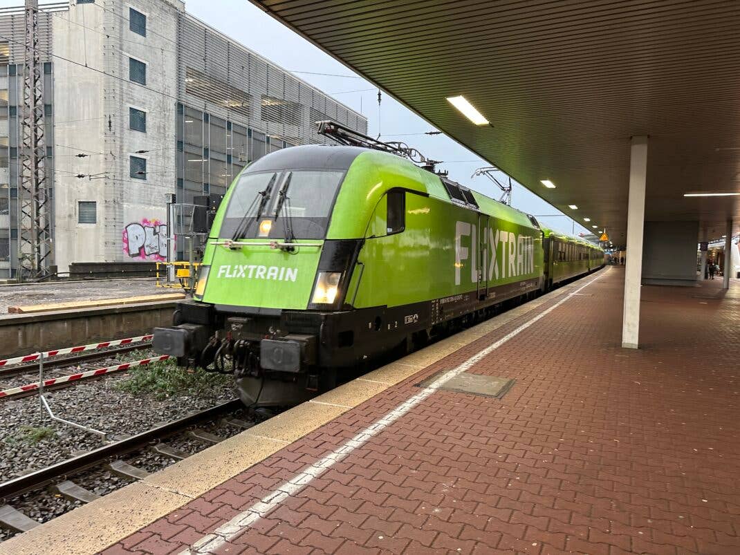 Ein Zug von Flixtrain steht im Bahnhof