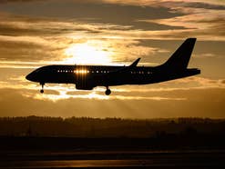 Kurzstrecken-Flugzeug landet im Sonnenuntergang.