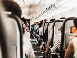 Menschen im Innenraum eines Flugzeugs