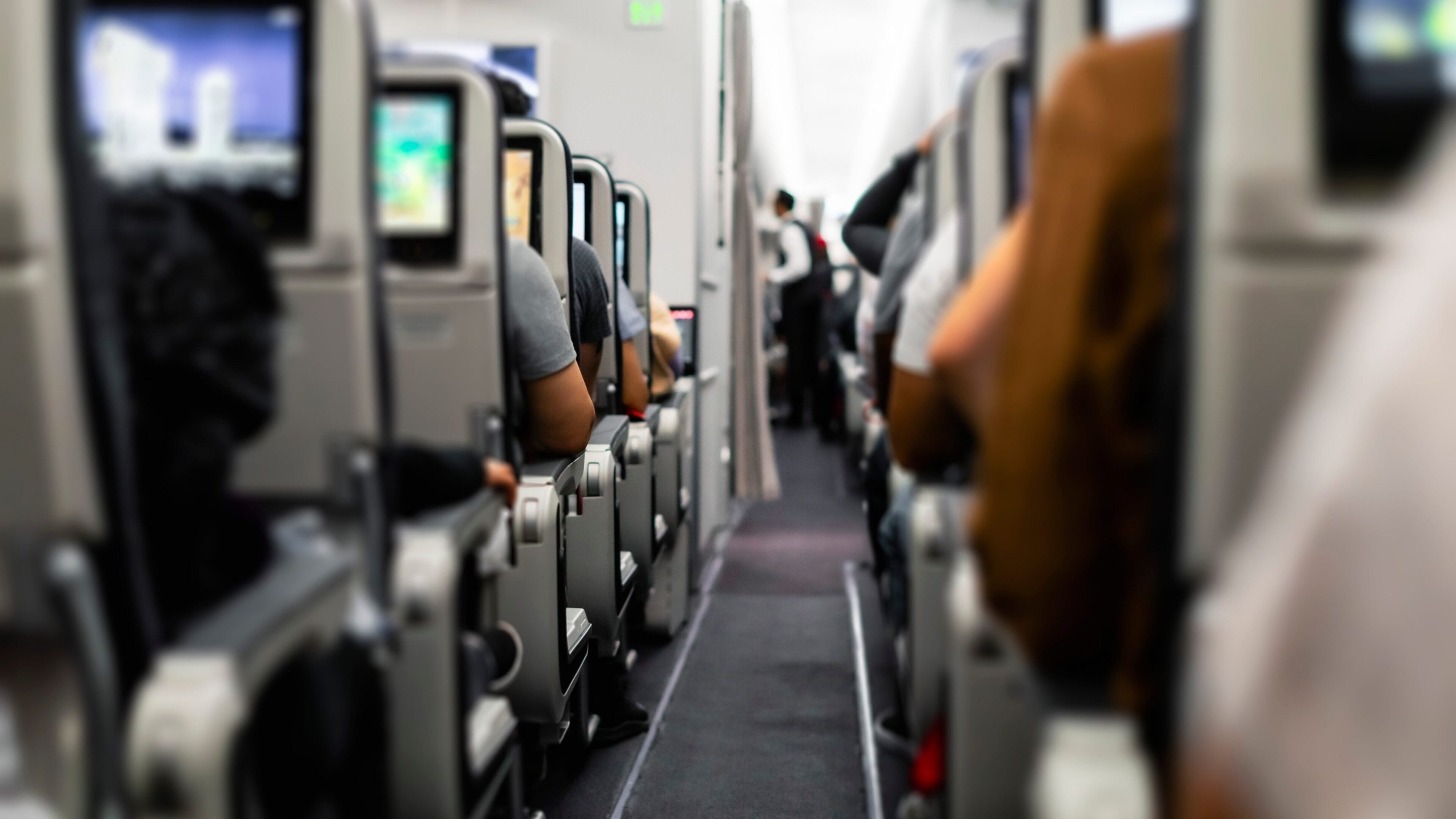 Airline schmeißt Passagiere raus – wenn sie DAS im Flugzeug machen