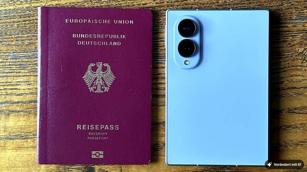 Das Fold8 ist genauso groß wie ein Reisepass