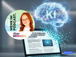 Aufgeklapptes Notebook mit einem Artikel zur Zukunft des Journalismus auf dem Bildschirm, darüber schwebt ein leuchtendes Gehirn Symbol mit der Aufschrift KI, daneben das Podcast Logo überMORGEN mit Moderatorin.