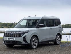 Ford E-Tourneo Courier startet: Viel Platz zum kleinen Preis Der Ford E-Tourneo Courier steht an einer Ladesäule.