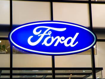 Ford sendet Schockwellen: E-Autos haben ein Problem Logo von Ford an einem Autohaus.