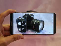Mit dem Smartphone wird eine DSLR-Kamera fotografiert