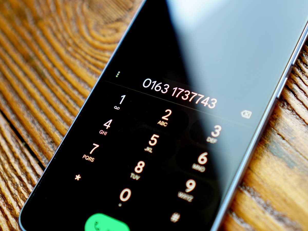Auf dem Smartphone-Display ist eine Telefonnummer