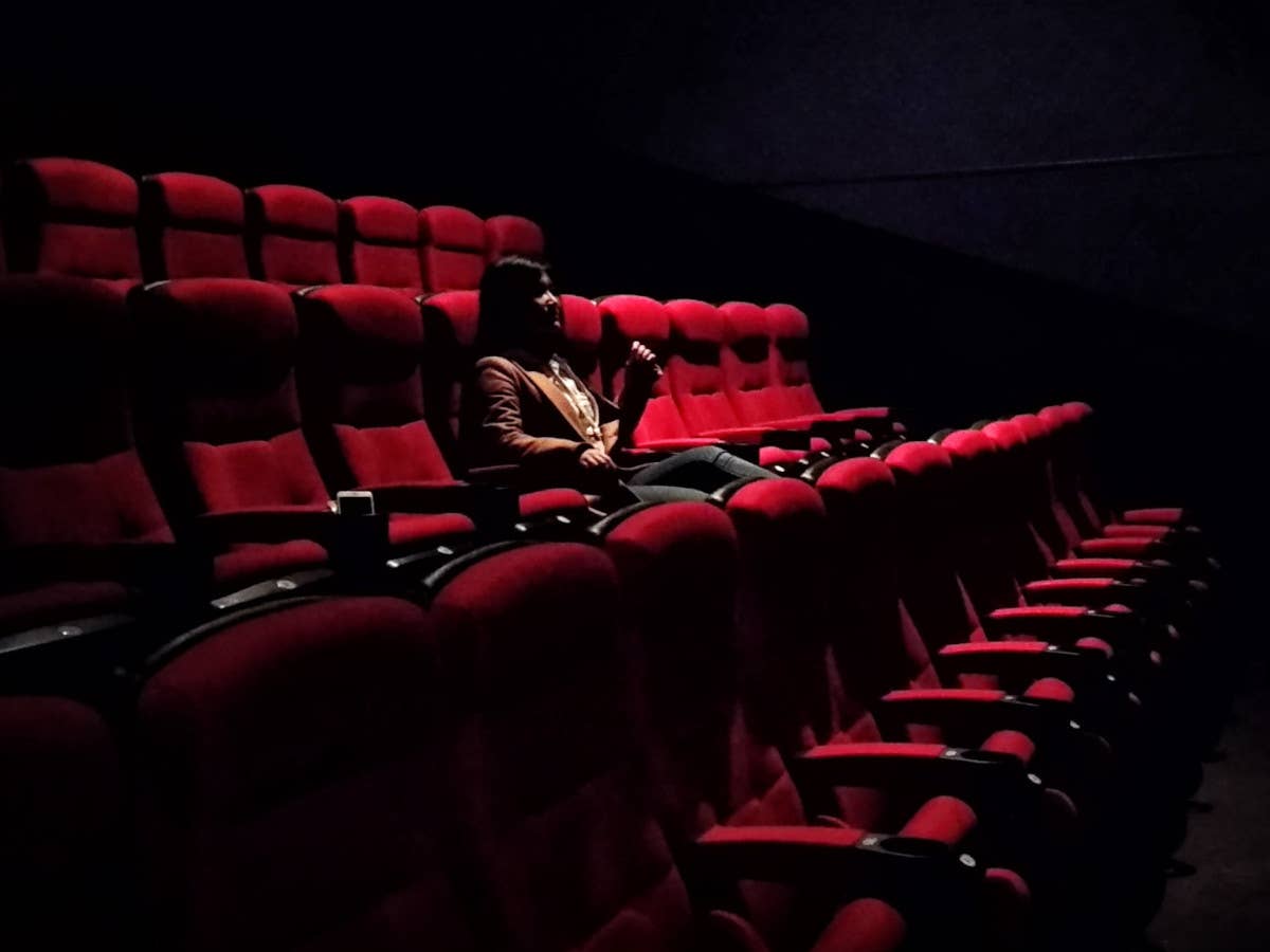 Frau allein im Kino
