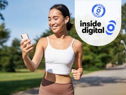 Frau geht Joggen und schaut dabei auf ihr Smartphone