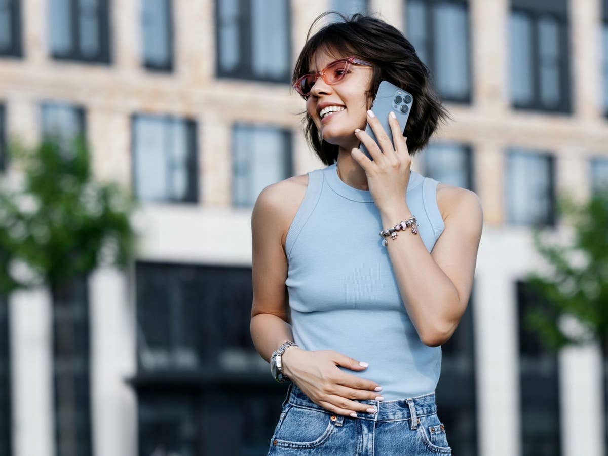 Tarif für 4 Euro Frau hält Smartphone in der Hand und telefoniert