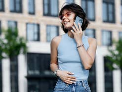 Frau hält Smartphone in der Hand und telefoniert