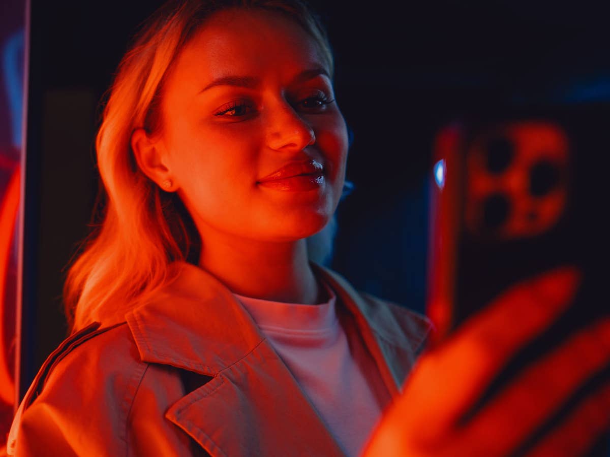 Unlimited-Tarif für 14,99 Euro Frau hält Smartphone n der Hand umgeben von einem atmosphärischen Licht