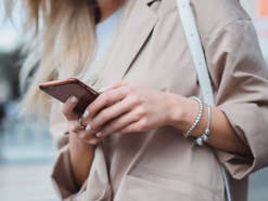 Eine Frau hält ein Handy in der Hand