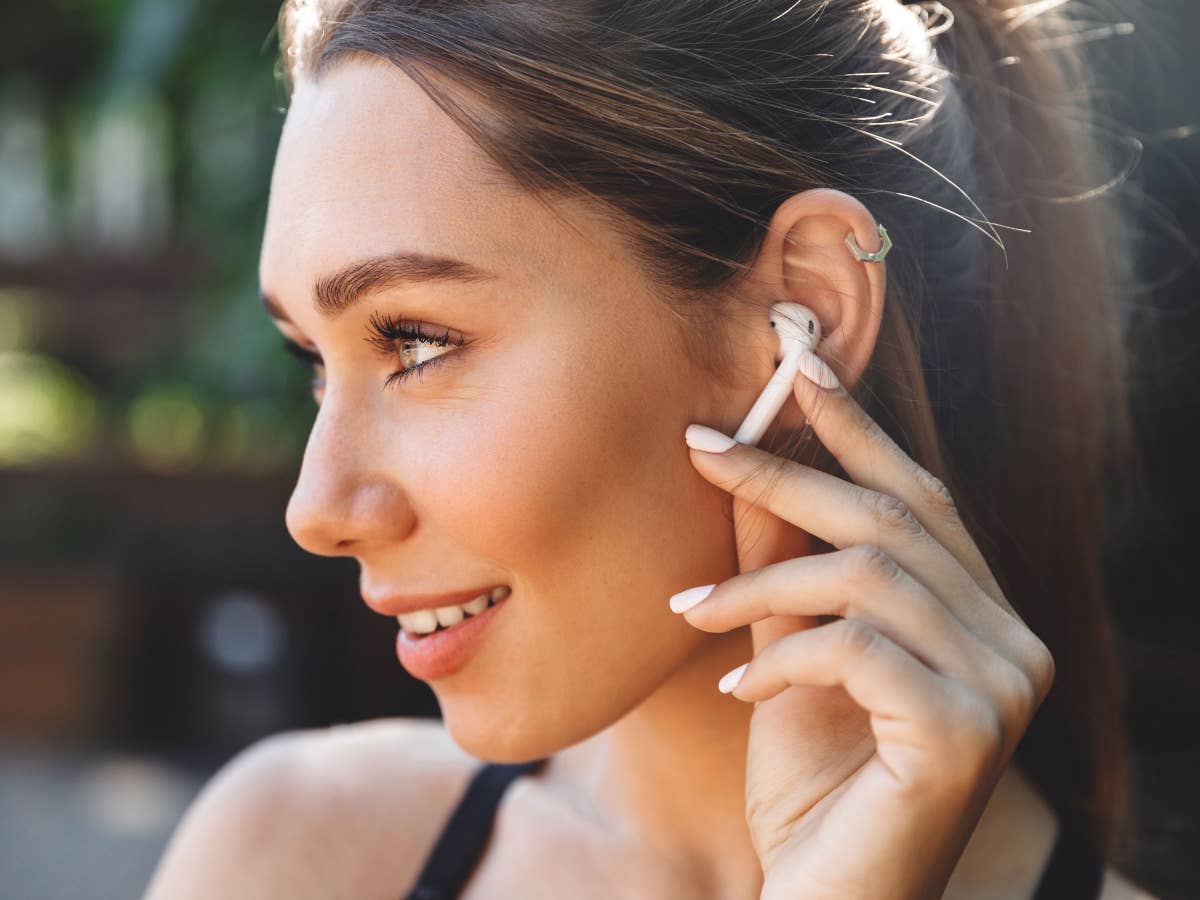 Eine Frau hört Musik mit AirPods-Kopfhörern von Apple