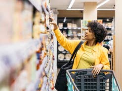 Eine Frau im Supermarkt