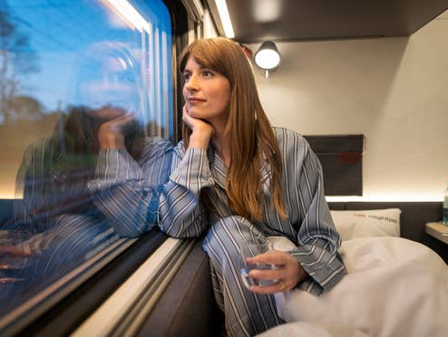 Frau in einem Nightjet-Nachtzug. Frau in einem Nightjet-Nachtzug.