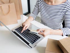 Eine Frau beim Online-Shopping an einem Laptop