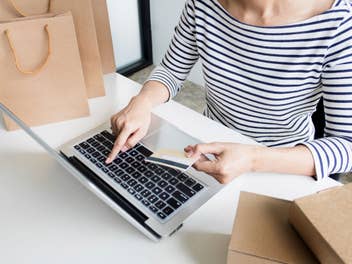 Eine Frau beim Online-Shopping an einem Laptop