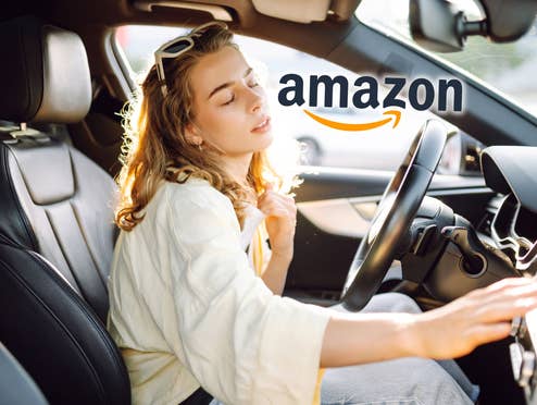 Frau leidet im Auto unter Hitze daneben das Amazon-Logo
