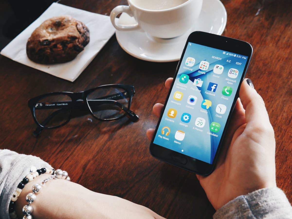 Handy in Hand Smartphone in Frauenhand