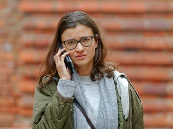 Eine Frau telefoniert mit einem Handy